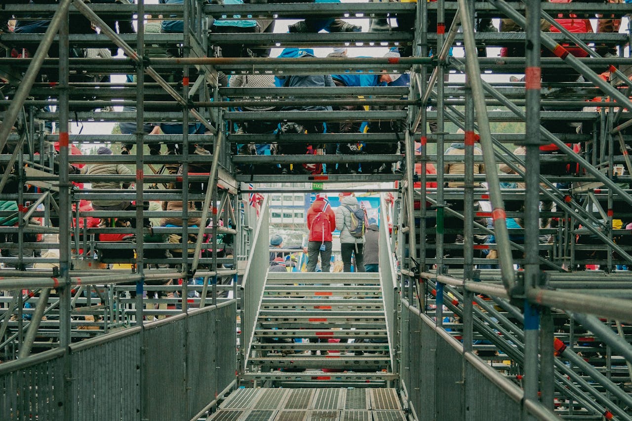 pexels-duawalidd-31080477 Levné pódium - nabízíme pronájem pódií, párty stanů, teras a tribun a tanečních parketů - tribuny