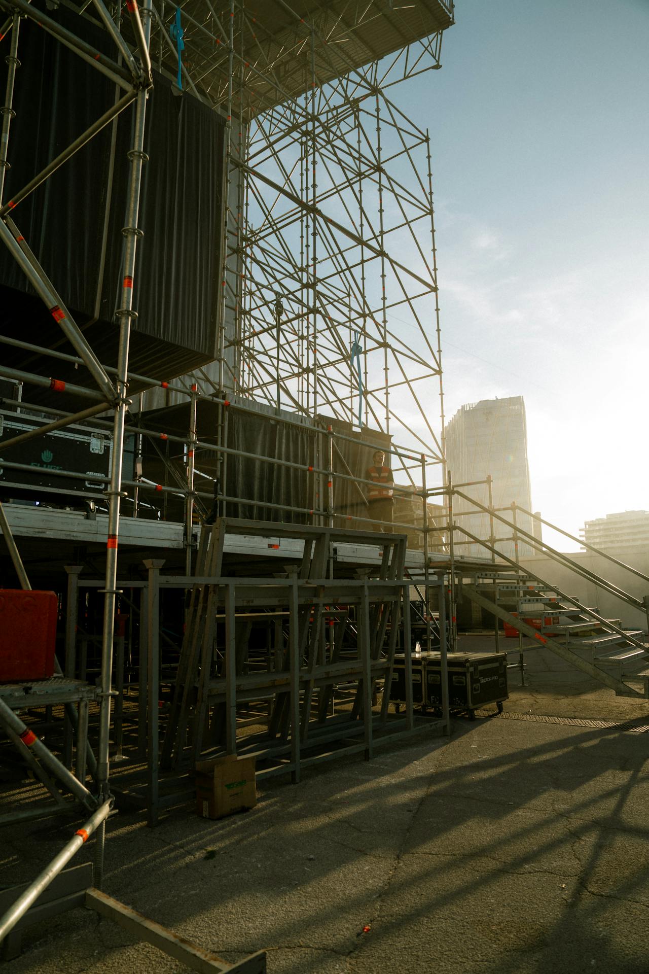 pexels-nolandlive-32145288 Levné pódium - nabízíme pronájem pódií, párty stanů, teras a tribun a tanečních parketů - taneční parket